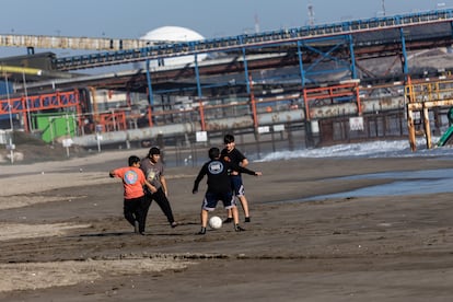 Un grupo de niños juega a la pelota entre las tuberías de distintas empresas ubicadas en la bahía de la ciudad de Ventanas. A mediados de junio, el presidente Gabriel Boric anunció el cierre de la fundición de Codelco en esta localidad tras la seguidilla de intoxicaciones masivas. Según el plan presentado este viernes por la estatal, la fábrica podría cerrar en mayo próximo. Sin embargo, esta empresa también tiene una refinería de cobre que seguirá operando en el polo industrial ubicado en la bahía de Quintero-Puchuncaví.