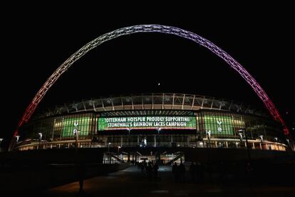 O arco do lendário estádio Wembley iluminado com as cores do arco-íris antes, durante e depois da partida entre Tottenham e West Bromwich: "O Tottenhan apoia com orgulho a campanha", diz o cartaz.