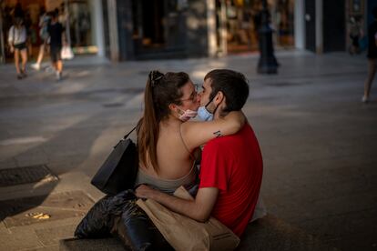 Una pareja se besa en Barcelona.