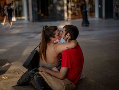 Una pareja se besa en Barcelona.