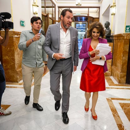 DVD1223 23/07/2024. . Última sesión en el Congreso antes del verano. Desde la izquierda, Vito Quiles, periodista de 'Estado de Alarma'; Óscar Puente, ministro de Fomernto, y María José Montero, ministra de Hacienda. Foto de álvaro García.. 
