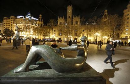 La escultura &#039;Figura reclinada&#039;, de Henry Moore, que se exhibe en la plaza del Ayuntamiento de Valencia. 
