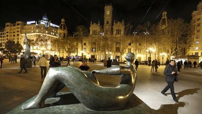 La escultura &#039;Figura reclinada&#039;, de Henry Moore, que se exhibe en la plaza del Ayuntamiento de Valencia. 
