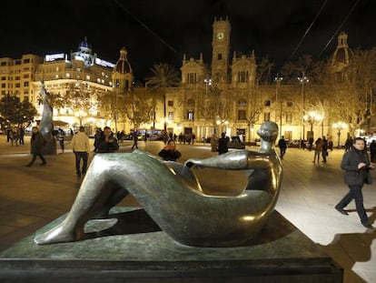 La escultura &#039;Figura reclinada&#039;, de Henry Moore, que se exhibe en la plaza del Ayuntamiento de Valencia. 