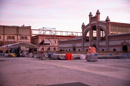 Trabajos para la instalación en el Matadero de una de las pistas de hielo del Ayuntamiento de Madrid para esta Navidad.