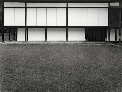 ‘Villa Imperial de Katsura. El Nuevo Palacio y el césped’ (1954), de Yasuhiro Ishimoto. 