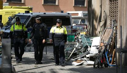 Agents de la Guàrdia Urbana a l'entrada de l'assentament desallotjat aquest matí al Poblenou, a Barcelona.