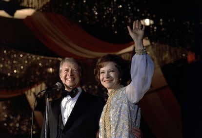 Rosalynn Carter utilizou o mesmo vestido que tinha usado seis anos antes quando seu esposo assumiu como governador de Georgia.