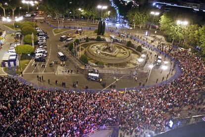 Cientos de colchoneros se congregan ante Neptuno para celebrar el título.