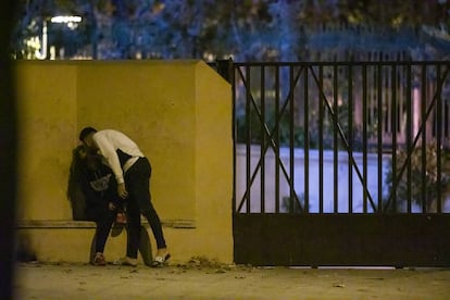 Dos menores se besan a las puertas del centro de Hortaleza.