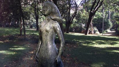 L'escultura La ben plantada, al Turó Park.
