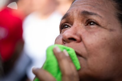 Una mujer llora durante una manifestación en apoyoa los migrantes venezolanos deportados, este viernes en Caracas.