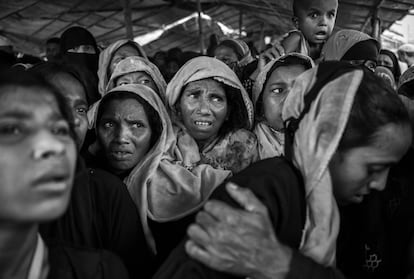 Mujers rohingya recién llegadas a Cox's Bazar hacen cola para recibir ayuda humanitaria el pasado 30 de octubre de 2017.  Bangladesh, cuya aceptación de los refugiados ha sido elogiada por los funcionarios humanitarios, ha instado a la creación de una "zona de seguridad" reconocida internacionalmente donde los refugiados puedan regresar. 



