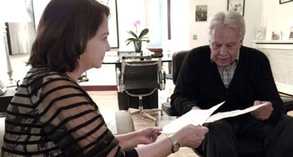 Felipe González, con la esposa de Antonio Ledezma, en Madrid.