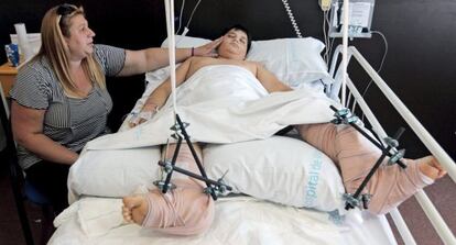 Maritrini Jiménez junto a su hijo David, de 10 años, en la habitación del Hospital de Manises.