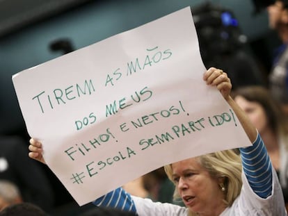 Manifestantes a favor do projeto de lei sobre a Escola sem Partido protestam na Câmara.