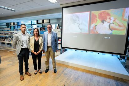 Desde la izquierda, los historiadores del arte Álvaro Pascual Chenel y Judith Urbano, y el experto en Degas Michel Schulman, durante la presentación de 'Elogio del maquillaje', de Degas, en el Instituto Francés en Madrid, el lunes 27.
