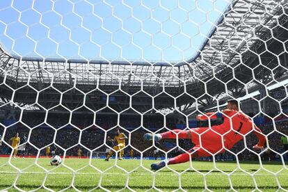 Aus Mile Jedinak, marca de penalti el primer gol de Australia ante Francia.