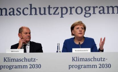 El ministro de Finanzas de Alemania, Olaf Scholz y la canciller Angela Merkel tras la reunión en Berlín, sobre las medidas para combatir el cambio climático.