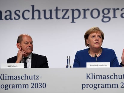 El ministro de Finanzas de Alemania, Olaf Scholz y la canciller Angela Merkel tras la reunión en Berlín, sobre las medidas para combatir el cambio climático.