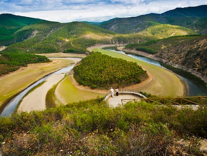 Vista del meandro del Melero con la Sierra de Béjar al fondo (Extremadura).