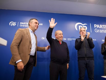 El presidente del PP de Granada, Francisco Rodríguez, el exalcalde de la ciudad, José Torres Hurtado, el vicesecretario de Coordinación Autonómica y Local y Análisis Electoral del PP, Elías Bendodo, y Rocío Díaz, consejera de Fomento de Andalucía, este viernes en Granada.