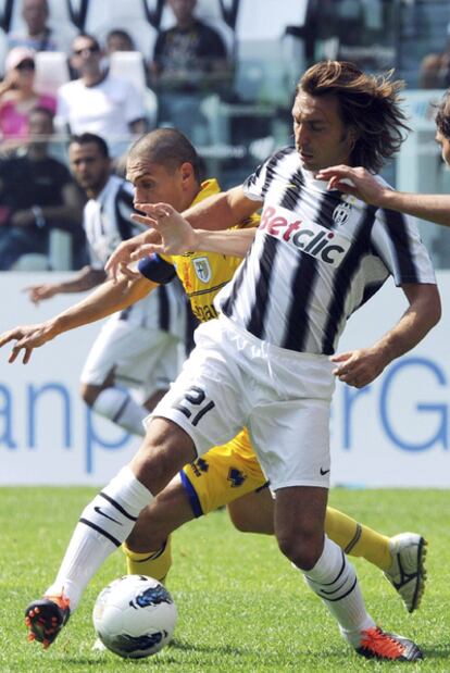 Andrea Pirlo lucha por la pelota durante el Juventus-Parma.