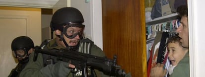 The photo of US immigration officers coming for Elián made front pages the world over.