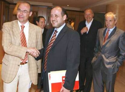 Francisco Jorquera y Ricardo Varela estrechan sus manos ante los fotógrafos en presencia de Manuel Lagares y Manuel Vázquez.