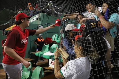 Un jugador de los Diablos regala una gorra tras un partido en Mérida (Estado de Yucatán), el 21 de agosto.