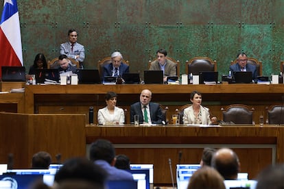 Carolina Tohá (centro a la derecha) toma la palabra en la Cámara de Diputados y Diputadas de Chile, este miércoles en Santiago. 