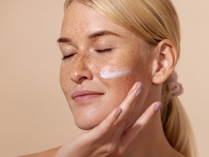 Seleccionamos  cinco cosméticos imprescindibles para tu rutina diaria en la web de Freshly Cosmetics.