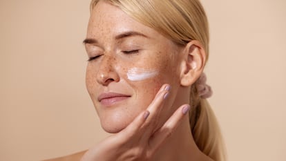 Seleccionamos cinco cosméticos imprescindibles para tu rutina diaria en la web de Freshly Cosmetics.