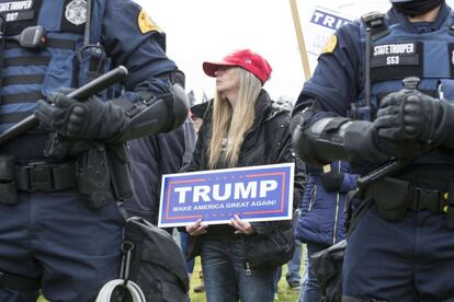 Una seguidora de Donald Trump durante una concentración en apoyo al presidente de los Estados Unidos en Olympia, Washington (EE UU).