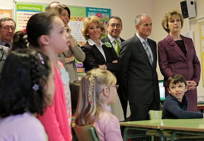 La presidenta de Irlanda, Mary McAleese (dcha), y su esposo, Martin (segundo por la dcha.), acompañados de la presidenta de la Comunidad de Madrid, Esperanza Aguirre (tercera por la dcha), durante su visita al colegio público bilingüe Ramiro de Maeztu el 22 de marzo de 2011. EFE/Sergio Barrenechea
