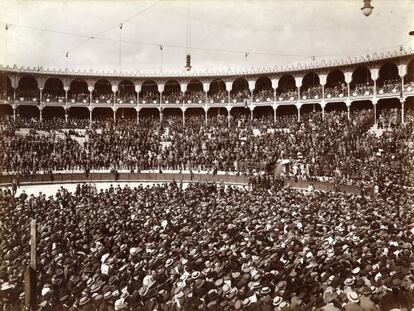 Mitin de Solidaritat Catalana en la plaza de toros de Las Arenas, el 21 de octubre de 1906, en una imagen de Frederic Ballell.