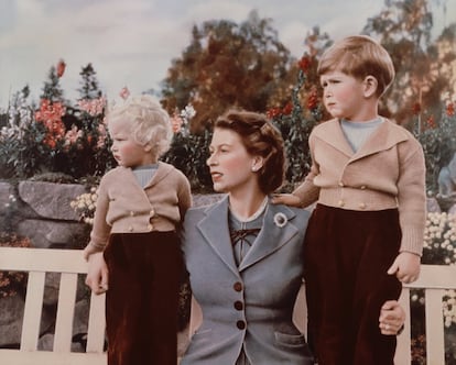 <p>Aquí, el príncipe Charles cumplía cuatro años y posaba con su madre y su hermano Andrew ante la fotógrafa Lisa Sheridan (1952). Ellos llevan chaquetas de punto cruzadas y pantalones de pana, y ella, un traje de chaqueta que recuerda que, a principios de los años cincuenta, el <em>Total Look</em> de Christian Dior era el único estándar de estilo.</p> <p>Sheridan, que firmaba su obra bajo el nombre de 'Studio Lisa', recibió en 1940 el permiso de la Reina Madre para publicar un volumen con imágenes de las princesas. Dos años después, realizó una nueva serie de sesiones fotográficas con ellas. Desde entonces, Sheridan se convirtió en la fotógrafa de confianza de la la reina Isabel II de Inglaterra</p>