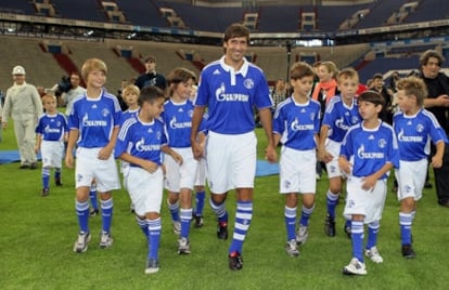 Raúl ha saltado al estadio de Gelsenkirchen vestido con la camiseta del Shalke durante su presentación.