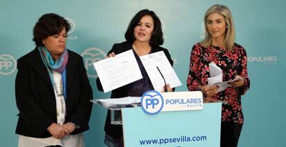 En el centro, la secretaria general del PP de Sevilla, Virginia Pérez, en una rueda de prensa.