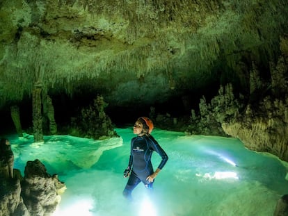 Mariel Galán en uno de los cenotes de la península de Yucatán. 