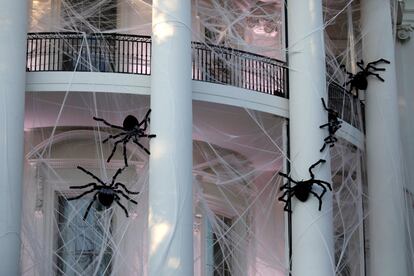 Arañas gigantes y telas de araña decoran la fachada de la Casa Blanca.