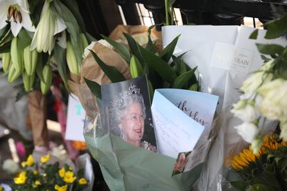 Flores e imágenes en recuerdo a la reina Isabel II, en el palacio de Buckingham, este viernes.