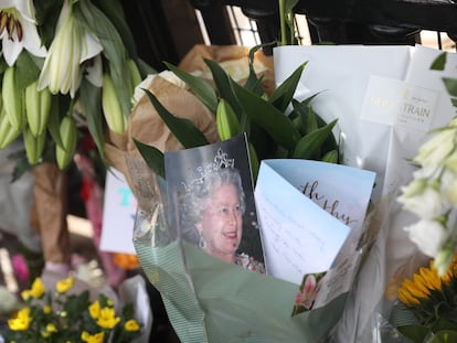 Flores e imágenes en recuerdo a la reina Isabel II, en el palacio de Buckingham, este viernes.