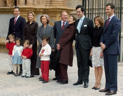 En 2004, la Familia Real posaba sonriente a su llegada a la Catedral de Palma de Mallorca para la misa de Pascua. Una cita tradicional durante las vacaciones de Semana Santa en la ciudad balear. Ese año fue la primera vez que a la foto de familia se unió doña Letizia, por entonces la prometida del príncipe Felipe.