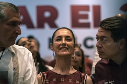 Adán Augusto López, Claudia Sheinbaum y Mario Delgado en Ciudad de México en 2023.