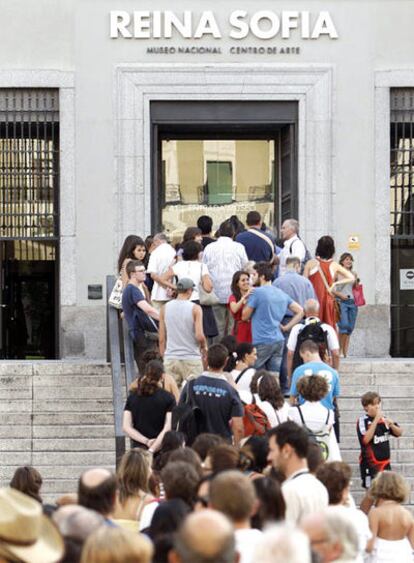 Colas en la entrada del Reina Sofía, ayer a las siete de la tarde.