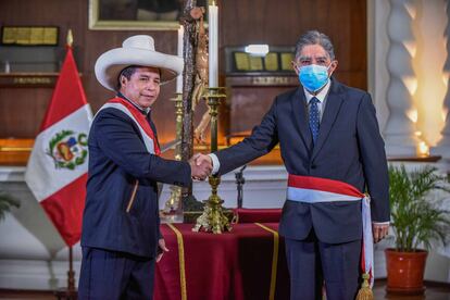 Hasta el momento, Castillo ha hecho 57 modificaciones a los 19 ministerios que integran su gabinete. En la imagen, Castillo saluda a Avelino Guillén durante su juramento como ministro del Interior, el 4 de noviembre de 2021. Menos de tres meses después, Guillén dejaría el cargo por discrepancias con el presidente.