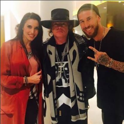 La rockera presentadora Pilar Rubio (en la imagen junto con su pareja, el futbolista Sergio Ramos) cumplió su sueño de conocer a Axl Rose tras el concierto de Sevilla. Y esta foto no tiene lagunas: aquí no hay indicios de montaje. Eso sí, Axl está como muy serio, ¿no?