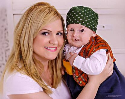 La española Pilar Garrido con su hijo.