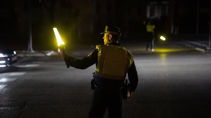 Un agente de la Policía Municipal dirige el tráfico tras el apagón eléctrico en Madrid, España, el 28 de abril de 2025.
Alejandro Martínez Vélez / Europa Press
28/04/2025